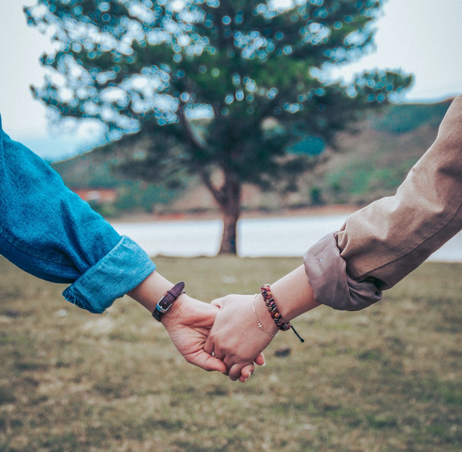 Gemeinsame Zeit ist nicht nur das nachhaltigste, sondern auch schönste Geschenke zum Valentinstag. Auf dem Foto halten zwei Personen Händchen.
