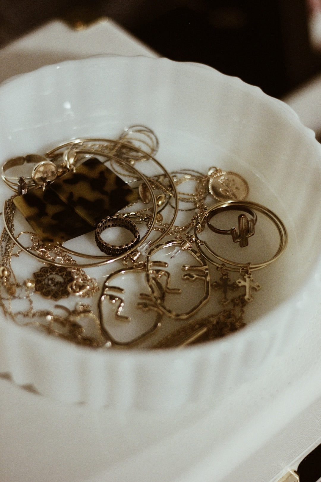 Schmuck in einer kleinen Keramikdose
