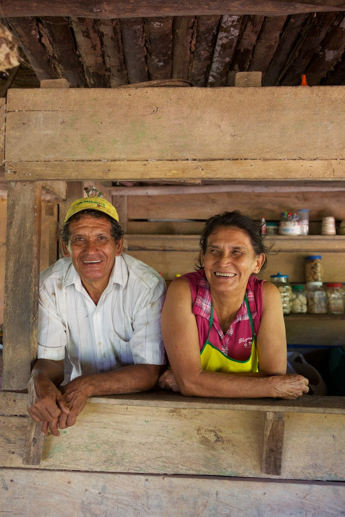 Über uns: Ein Paar aus Panama schaut aus ihrem Geschäft