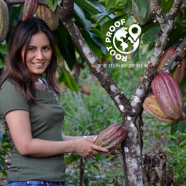 Marisol Najarro neben einem Kakaobaum